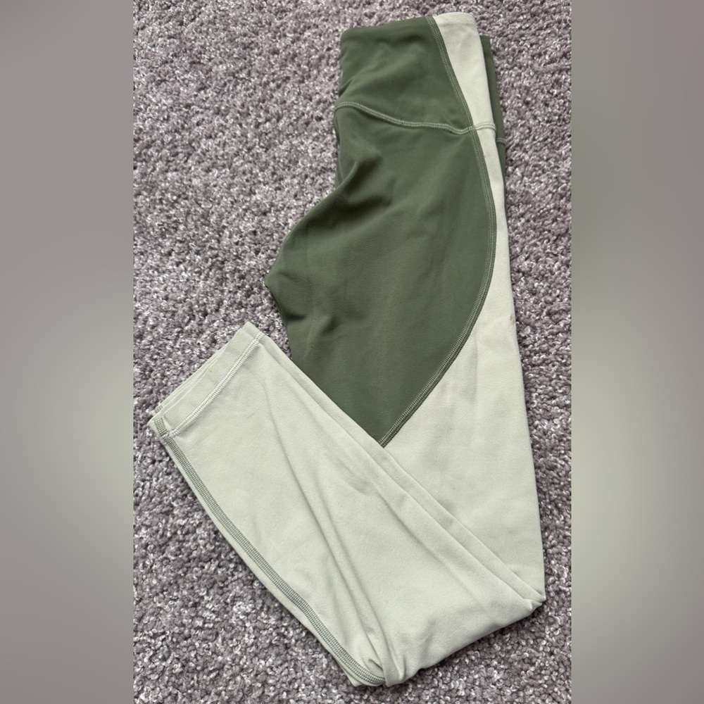 Lululemon Size 2, 22”inseam Cropped Legging Two-Tone Green